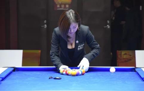 中國(guó)胸最大的臺(tái)球女裁判 呂萌希胸器秒殺潘曉婷
