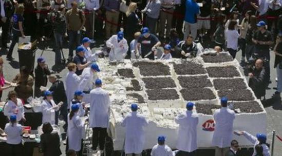 世界上最大的冰激凌 巨型芒果冰淇淋達(dá)3000公斤