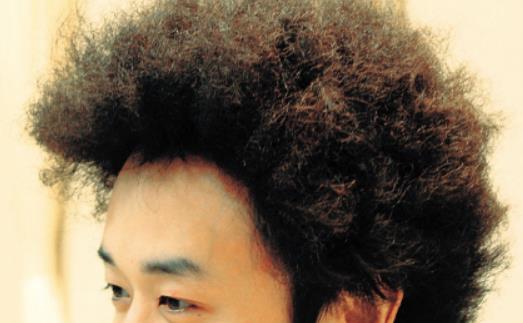 世界上最大的爆炸頭 艾文•杜格思周長1.4米僅洗頭就需兩天