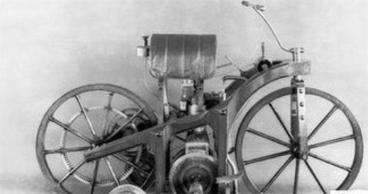 世界上第一輛摩托車(chē) 1883年德國(guó)的技術(shù)員戴姆勒發(fā)明