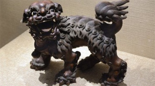 中國最大的木雕獅子 重達(dá)39噸 落戶于4S店二樓