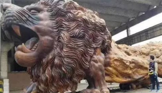 中國最大的木雕獅子 重達(dá)39噸 落戶于4S店二樓