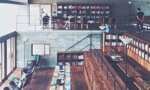 最孤獨的圖書館 三聯書店海邊公益圖書館獨自佇立在空曠的沙灘