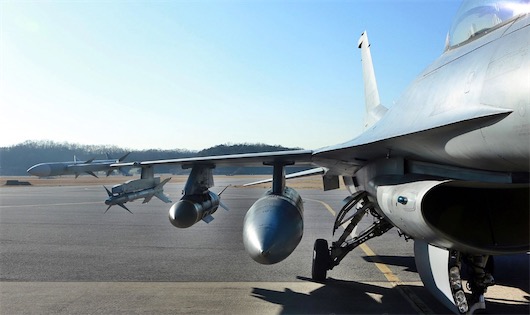 第一代紅外制導(dǎo)導(dǎo)彈 20世紀50年代美國制造的AIM-9空空導(dǎo)彈