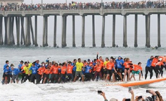 最多人乘同一沖浪板 在沖浪圣地亨廷頓海灘66人同時(shí)沖浪