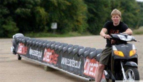 世界上最長的踏板摩托車 英國Colin Furze設(shè)計出長22米的踏板車