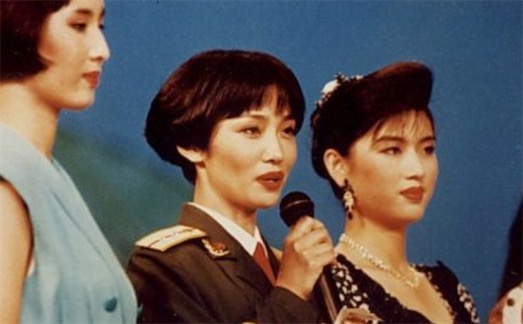 中國第一女保鏢 邊梅睡覺時(shí)把手槍放在枕下