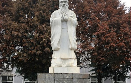 中國最大的青石孔子塑像 四川師范大學(xué)的孔子雕像高8.27米