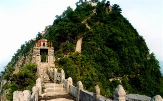 中國天下第一鐵頂 位于河南省輝縣市回龍村境內(nèi)的老爺頂