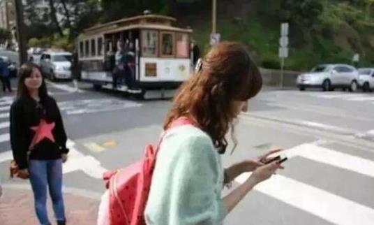 溫州開出首個“低頭族”罰單 橫穿道路時低頭看手機(jī)罰款10元