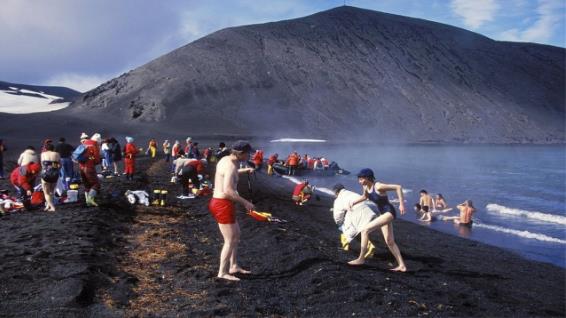 世界上最神奇溫泉 欺騙島周圍氣溫可達(dá)零下89度 游客卻排隊來泡澡