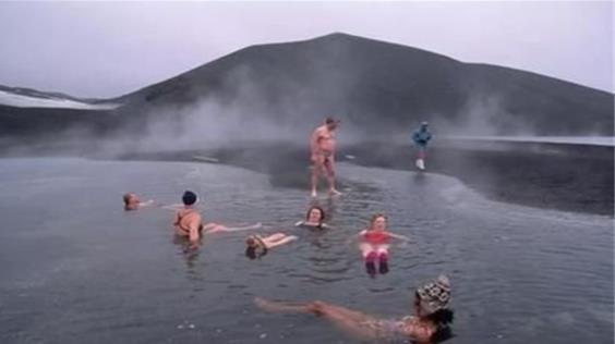 世界上最神奇溫泉 欺騙島周圍氣溫可達(dá)零下89度 游客卻排隊來泡澡