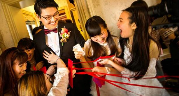 結婚堵門整新郎招數 結婚堵門游戲問題攻略 調節氣氛的重點