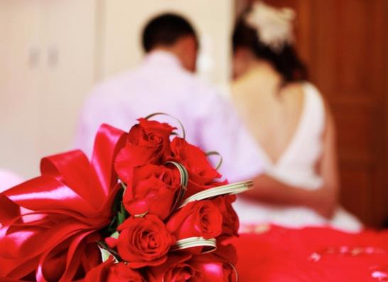 結婚新娘中途下車了有什么說法嗎?如何看待把新郎綁在電線桿上