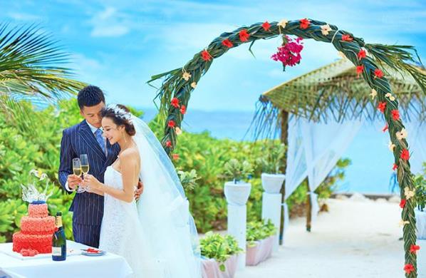 定點(diǎn)拍攝嗎?誘導(dǎo)好評(píng)嗎?鉑爵旅拍教您選擇靠譜的婚紗旅拍公司