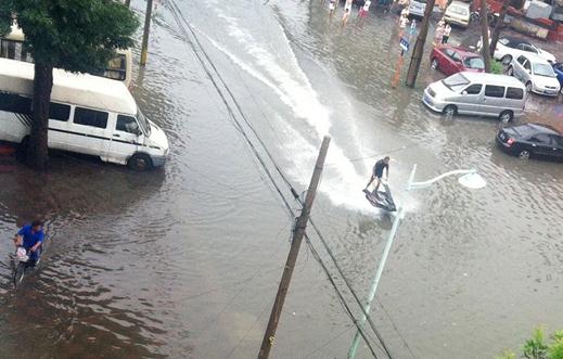 天津暴雨摩托艇:天津大暴雨街頭驚現摩托艇哥