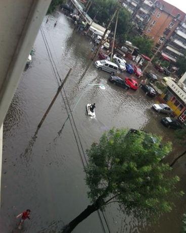 天津暴雨摩托艇上街:天津大暴雨街頭驚現摩托艇哥