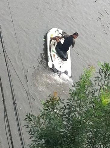 天津暴雨摩托艇上街:天津大暴雨街頭驚現摩托艇哥