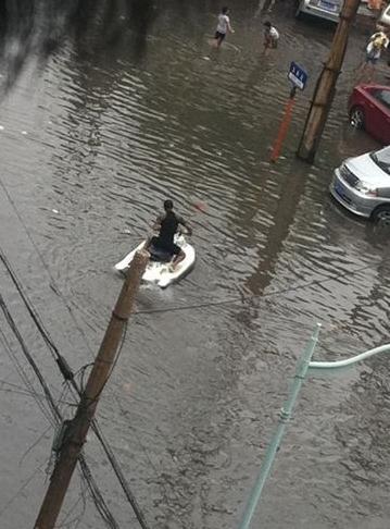 天津暴雨摩托艇上街:天津大暴雨街頭驚現摩托艇哥