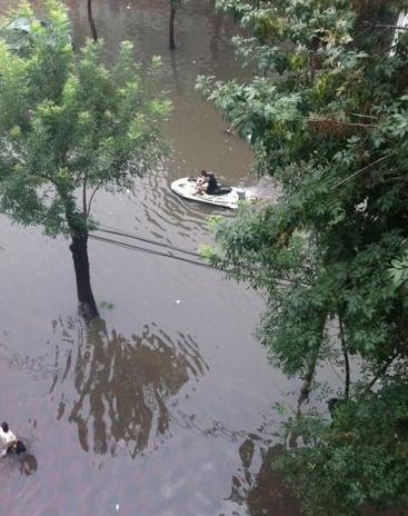 天津暴雨摩托艇上街:天津大暴雨街頭驚現摩托艇哥