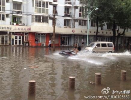 天津大暴雨皮劃艇哥:高富帥哥們,你皮劃艇太酷了