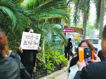 黑衣美女街頭賣擁抱一次10元,男子害羞與其合影,網友斥其滿足物質享受的物質女