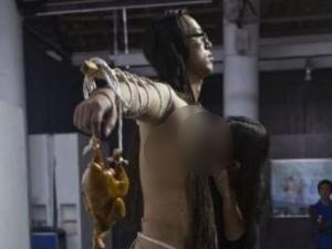 女子為全裸男印吻痕 1000個(gè)吻痕被批擾亂視線