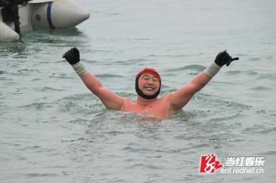 耐寒奇人長沙街頭挑戰(zhàn)人類耐寒極限,比基尼美女體驗“冰凍”