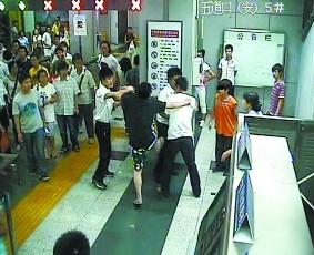 4男子北京地鐵上群毆,從北京站打到朝陽(yáng)門(mén),乘客怕誤傷讓出1節(jié)車(chē)廂