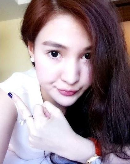 郭美美微博傳豎中指照,聲稱“不好欺負”要讓某些人沒臉活,網友評顫抖吧干爹們。