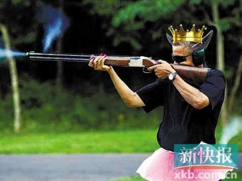 惡搞奧巴馬:美國網友“神PS”惡搞奧巴馬持槍射擊圖片