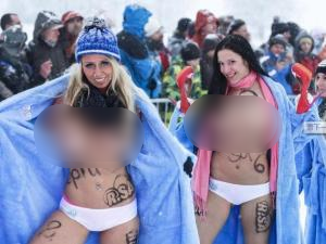 德國裸體滑雪比賽盛況 參賽者僅穿內褲頭盔