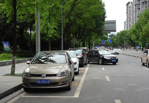 小區(qū)內(nèi)有人亂停車打122有人管嗎?有人亂停車聯(lián)系不到車主怎么辦