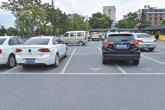 小區(qū)內(nèi)亂停車打122有人管嗎?12580加車牌號能找到車主嗎?