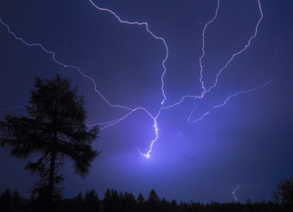 雷電天氣怎么保護自己?雷電黃色預警嚴重嗎