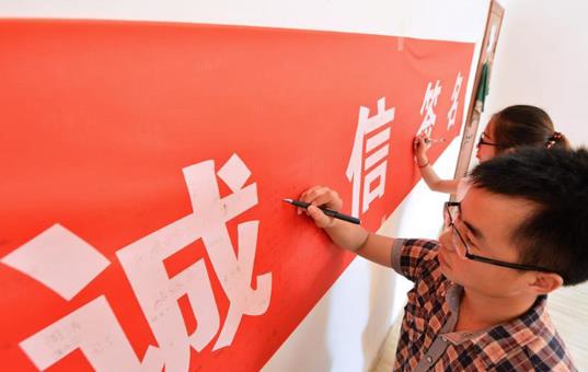 助學(xué)貸款沒下來怎么交學(xué)費?助學(xué)貸款畢業(yè)就要馬上還嗎