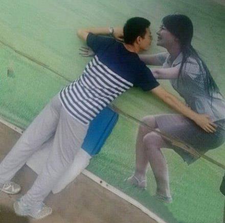 作為單身狗沒女朋友怎么辦?沒關系,我有美女海報.jpg