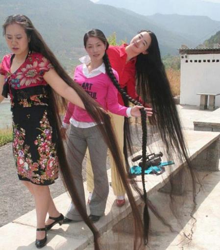 這么長的頭發,洗次頭,這得多浪費洗發水啊.jpg