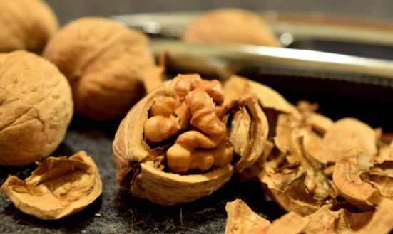 為什么會(huì)長白發(fā)?哪些食物能治療白發(fā)?