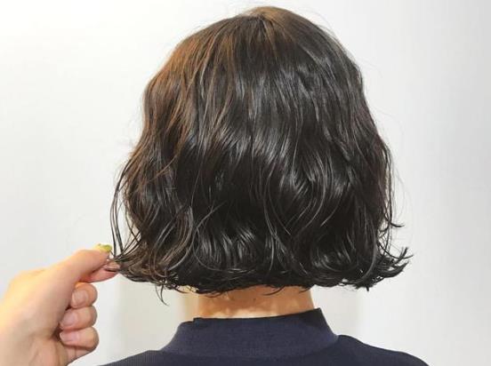 不吹頭發(fā)對頭發(fā)有傷害嗎?頭發(fā)清洗不干凈會怎樣?