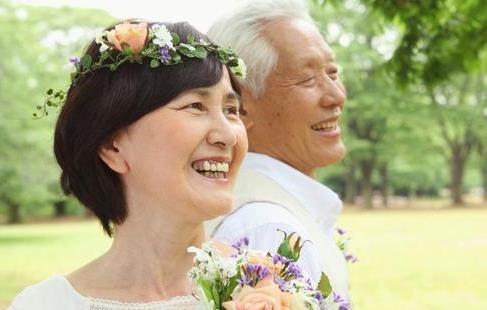 長白頭發與什么因素有關 吃黑芝麻就能減少白頭發嗎