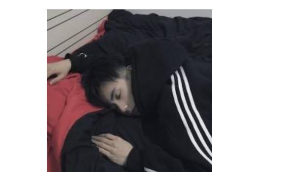趴著睡是一個比較常見的睡姿 老是趴著睡會導致男性不育