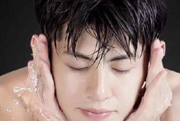 男性喝水好處大 可以預(yù)防性冷淡