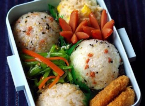 沒有模具怎么捏飯團(tuán)?日式肉松飯團(tuán)的做法