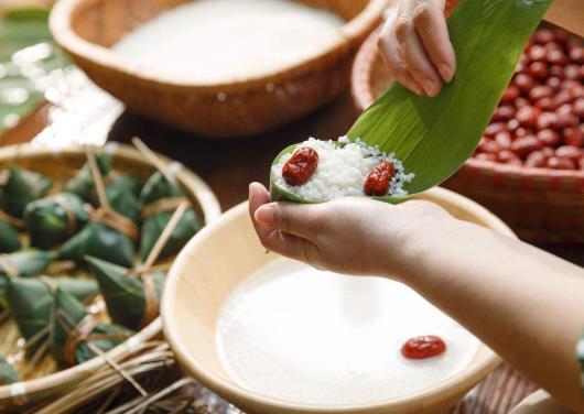粽子里面的肉是一塊還是很多塊?粽子太咸用清水泡一夜會(huì)淡嗎?