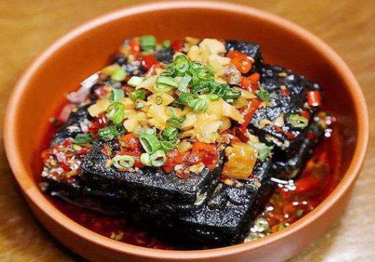 臭豆腐是怎樣變成黑色的?新鮮豆腐怎么做才會臭
