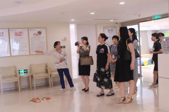 陜西省內30余位產科主任一行蒞臨西安安琪兒婦產醫院參觀交流