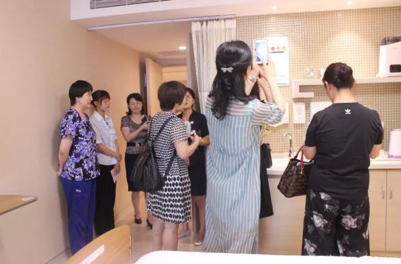 陜西省內30余位產科主任一行蒞臨西安安琪兒婦產醫院參觀交流