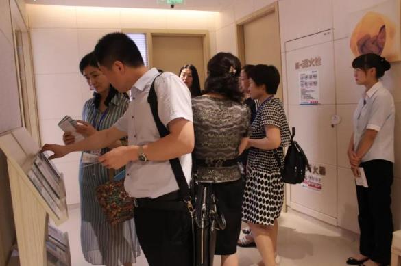 陜西省內30余位產科主任一行蒞臨西安安琪兒婦產醫院參觀交流