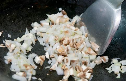 炒菜時(shí)蔥姜蒜什么時(shí)候放最香 炒菜時(shí)放蔥姜蒜最佳時(shí)間